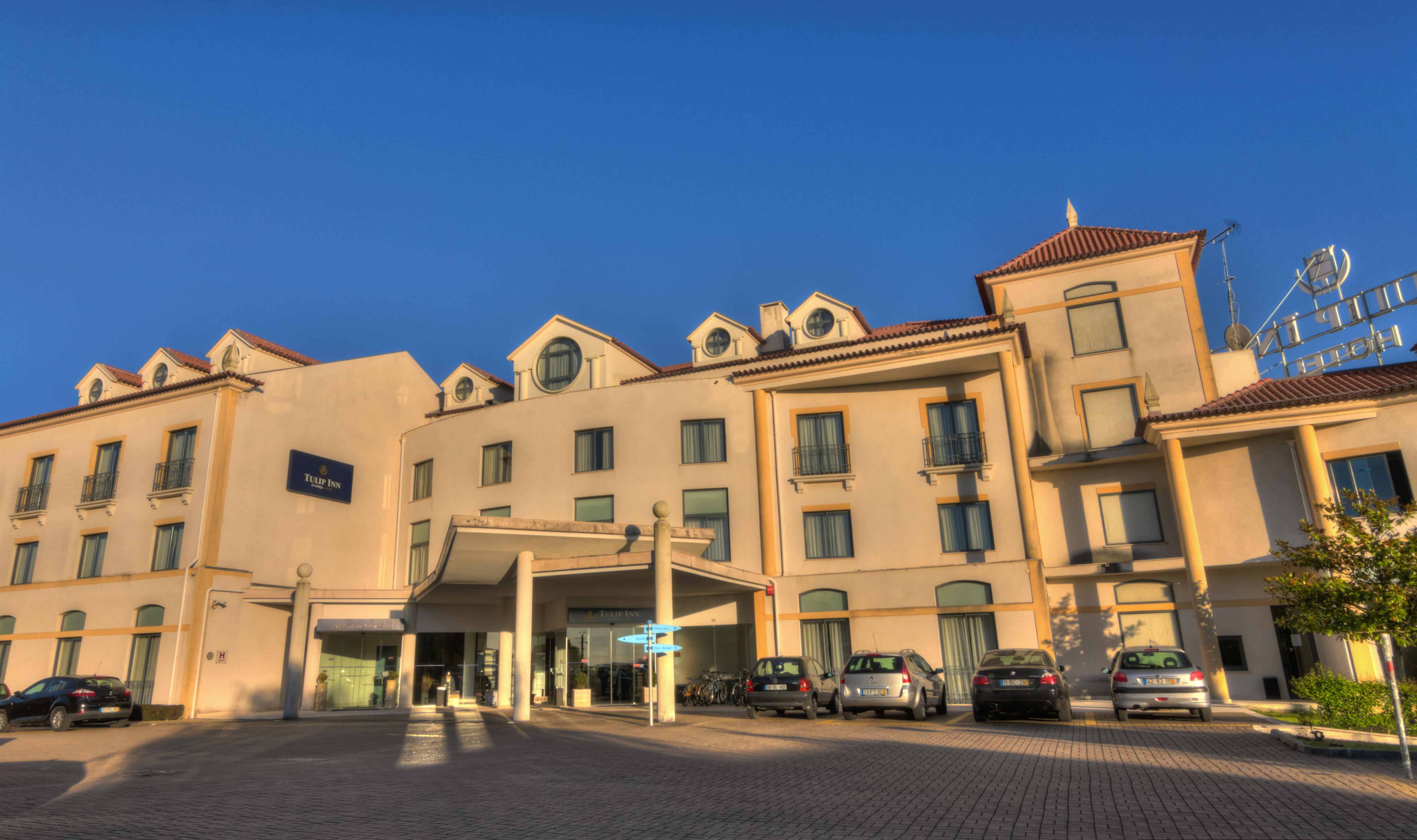 Lam Hotel Естарежа Екстериор снимка