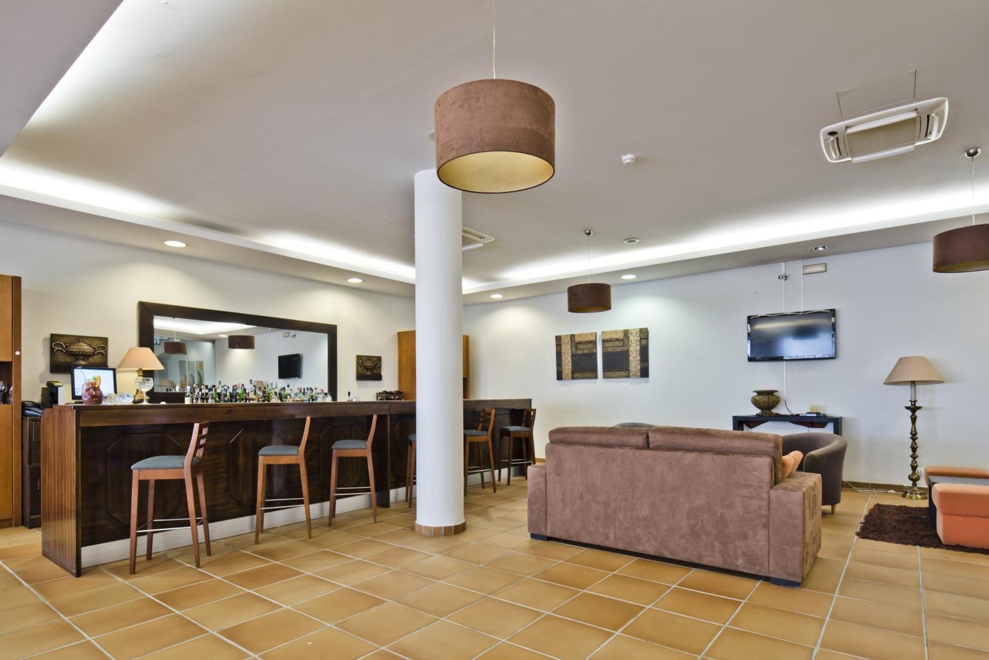 Lam Hotel Естарежа Екстериор снимка