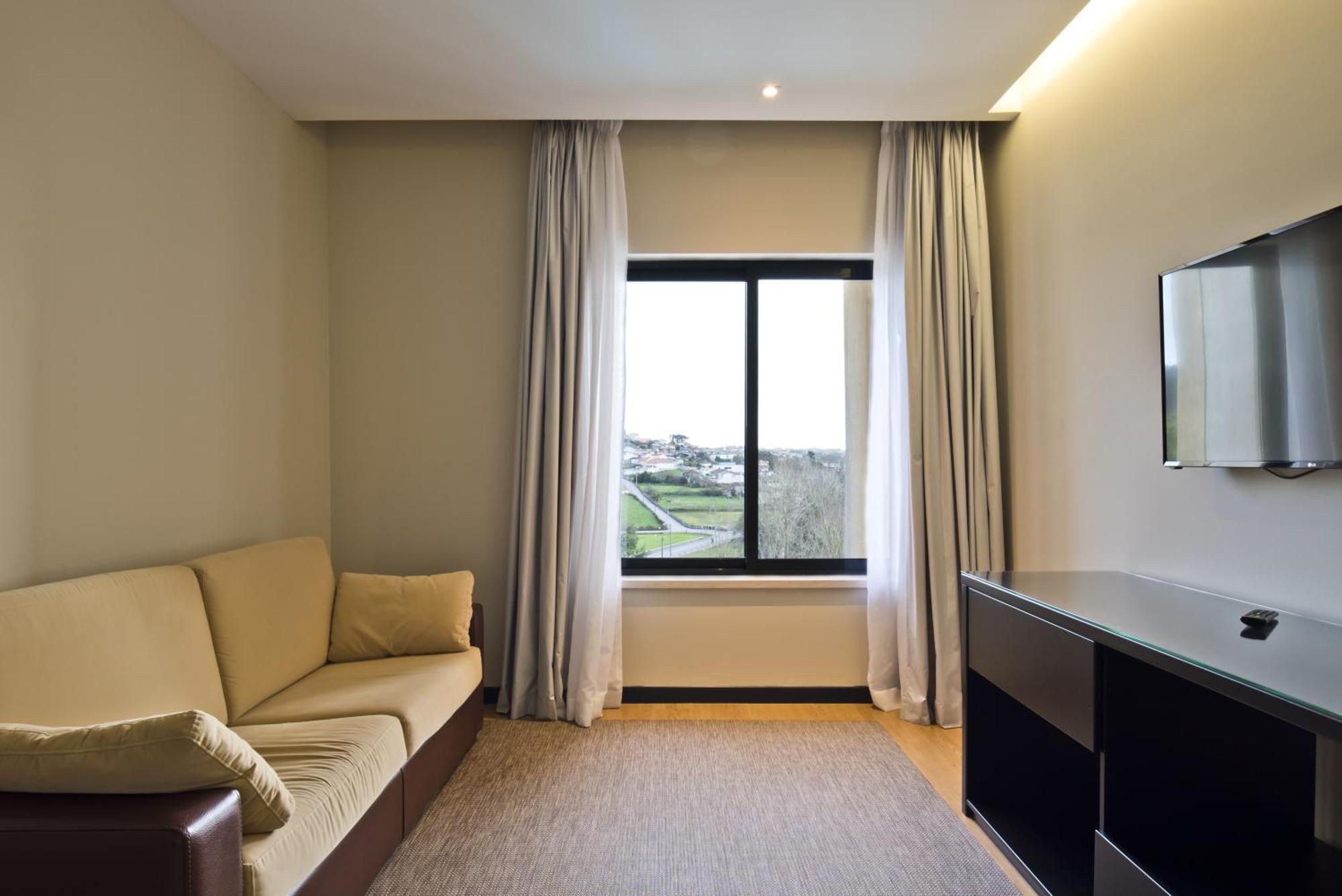 Lam Hotel Естарежа Екстериор снимка